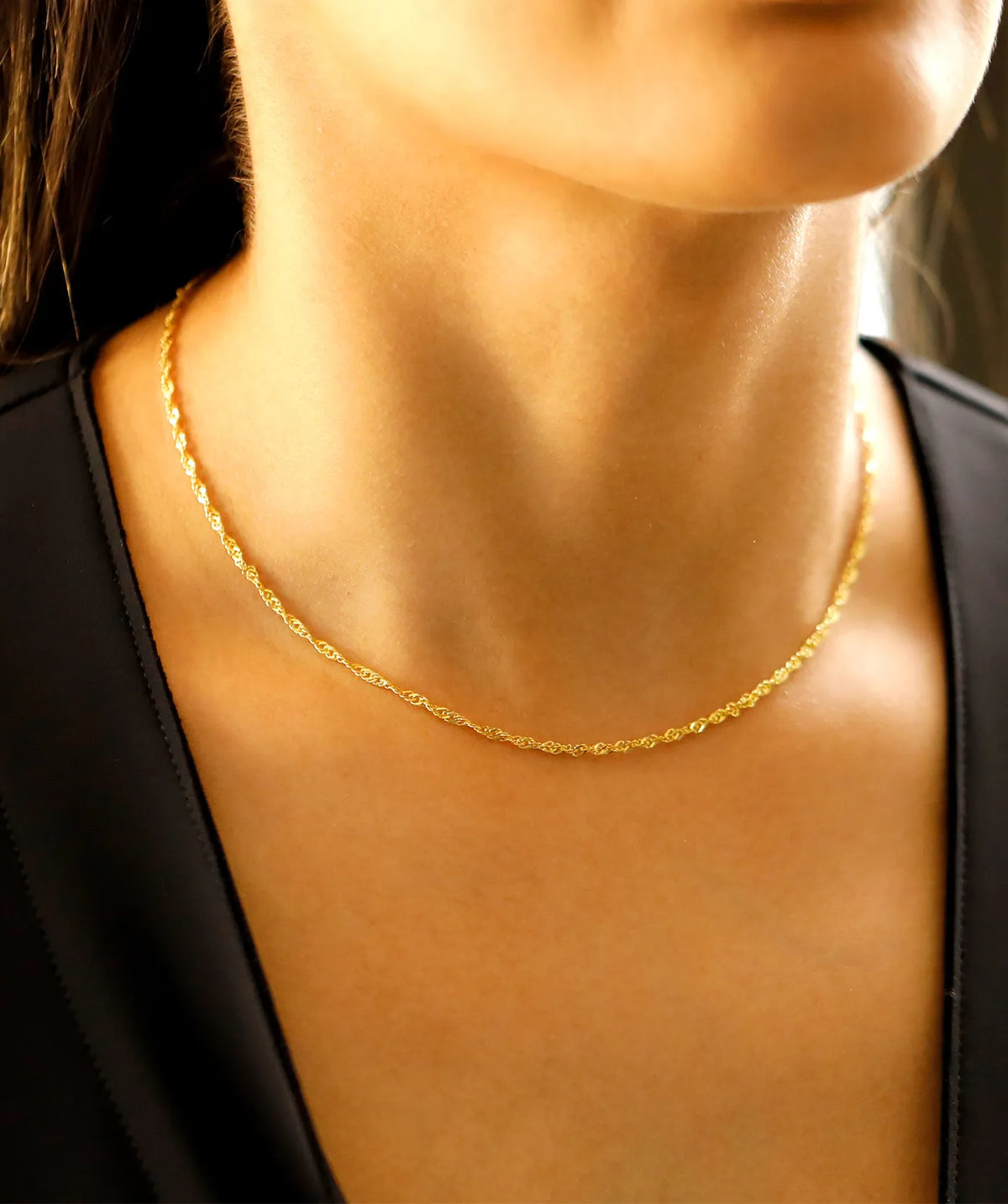 Model wearing the Gold Singapore Chain around the neck