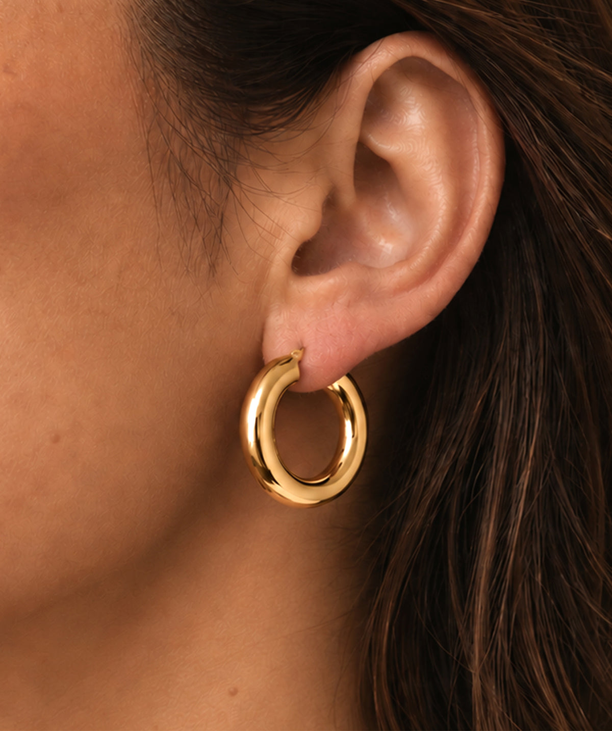 Model wearing the Gold Chunky Circle Hoop Earrings on the ear