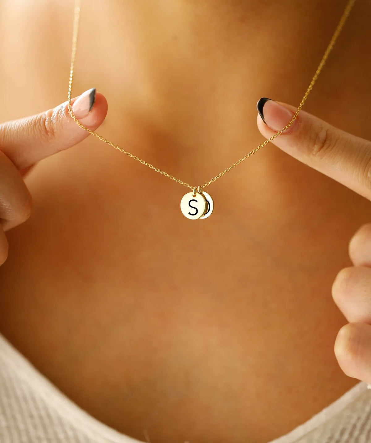 Model wearing the Gold Small 3 Disc Necklace around the neck